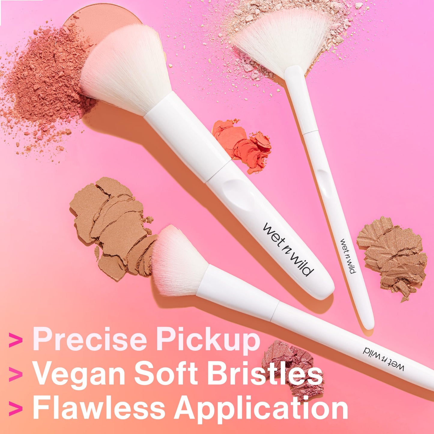 wet n wild Contour Brush, Sculpt, Highlight, & Blend, Luxurious Plush Fibers, Ergonomic Handle for Comfortable Precision Control , Cruelty-Free & Vegan
