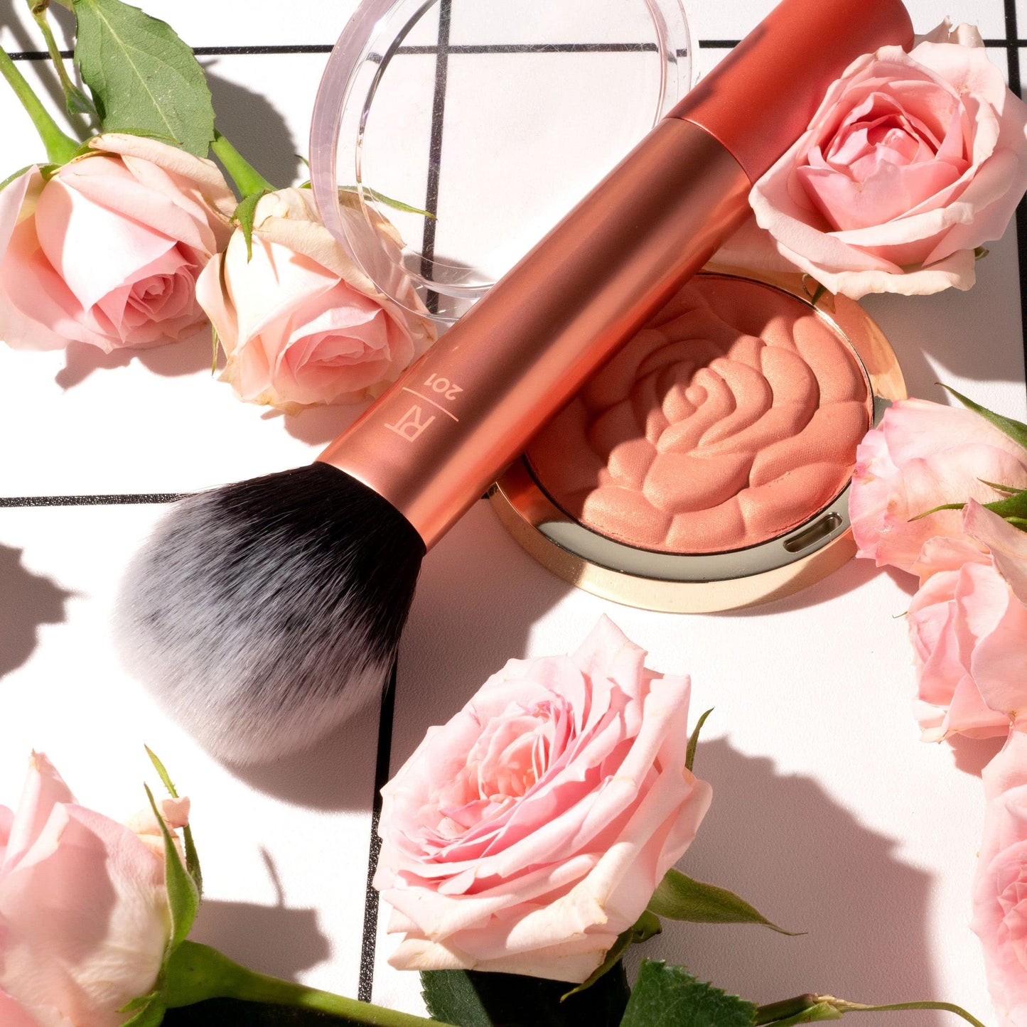 Real Techniques Ultra Plush Powder Makeup Brush, For Setting Powder, Bronzer, & Blush, Sheer, Buildable Coverage, Large, Fluffy Powder Brush, Vegan, Cruelty-Free & Synthetic Bristles, 1 Count